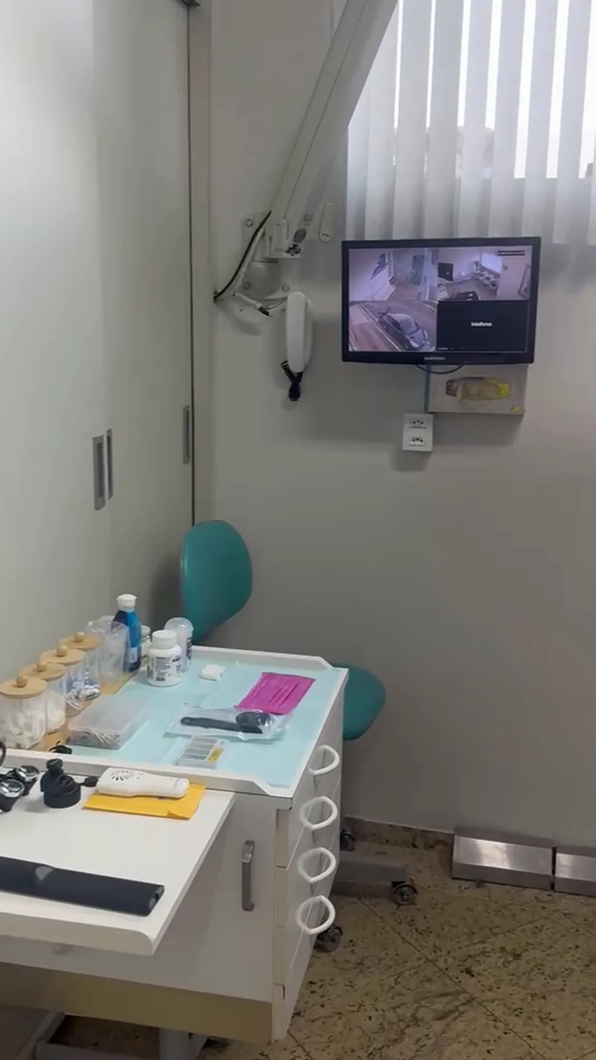 Sala de atendimento com instrumental preparado