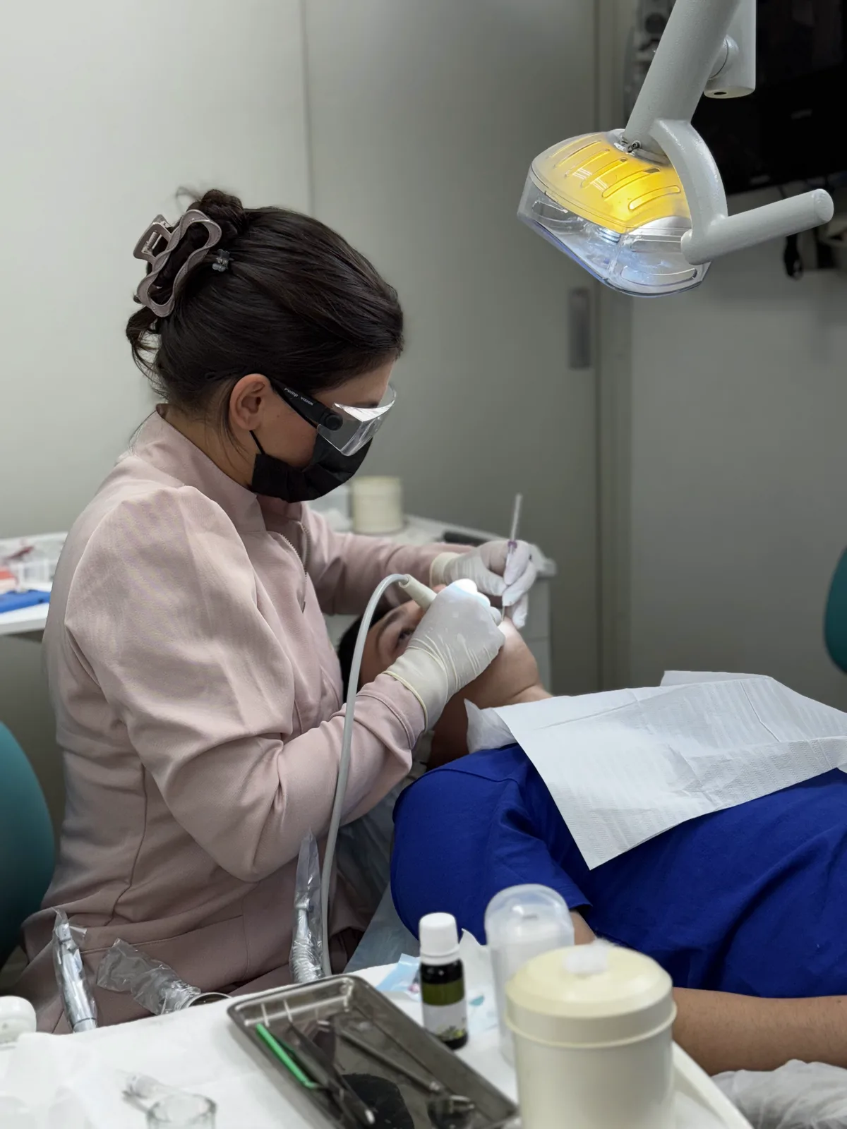 Dra. Thais Weber realizando limpeza e profilaxia em paciente