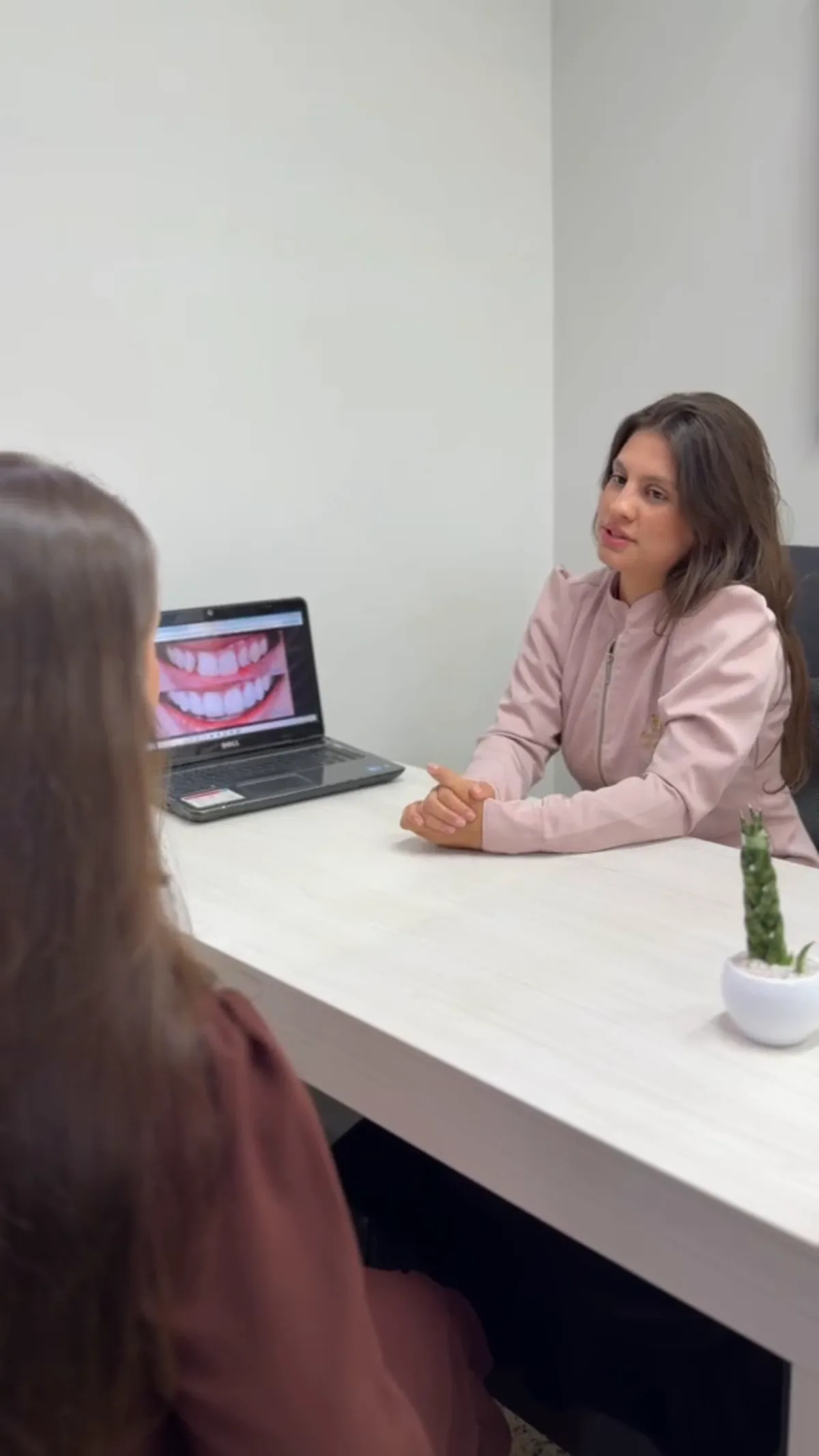 Dra. Thais Weber em consulta no consultório em Nova Odessa